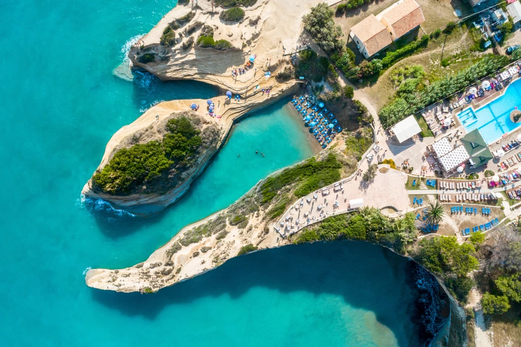 raz kopie greckich rzeźb. A kiedy już zobaczymy zabytki, możemy oddać się plażowaniu. Jednym z najpiękniejszych miejsc na wyspie jest Canal d’Amour. Skalny kanion w połączeniu z turkusową wodą zachęca do kąpieli. Warto to zrobić, bo ponoć zanurzenie się w morzu w tym miejscu pomaga w miłosnych podbojach. raz kopie greckich rzeźb. A kiedy już zobaczymy zabytki, możemy oddać się plażowaniu. Jednym z najpiękniejszych miejsc na wyspie jest Canal d’Amour. Skalny kanion w połączeniu z turkusową wodą zachęca do kąpieli. Warto to zrobić, bo ponoć zanurzenie się w morzu w tym miejscu pomaga w miłosnych podbojach.