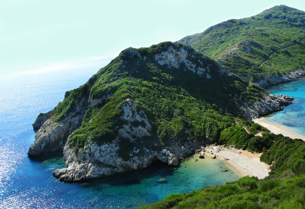 Natomiast Porto Timoni to dwie, sąsiadujące ze sobą plaże nad malowniczymi zatokami. Wrażenie robi także długa na trzy kilometry piaszczysta plaża Agios Georgios, położona w sąsiedztwie urokliwych lasów. Źródło: Rewia Natomiast Porto Timoni to dwie, sąsiadujące ze sobą plaże nad malowniczymi zatokami. Wrażenie robi także długa na trzy kilometry piaszczysta plaża Agios Georgios, położona w sąsiedztwie urokliwych lasów. Źródło: Rewia