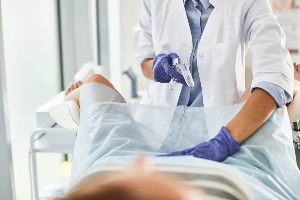 Cytologia polega na pobraniu próbki złuszczonego nabłonka szyjki macicy do badania laboratoryjnego. Metoda ta pozwala wykryć raka szyjki macicy Cytologia polega na pobraniu próbki złuszczonego nabłonka szyjki macicy do badania laboratoryjnego. Metoda ta pozwala wykryć raka szyjki macicy