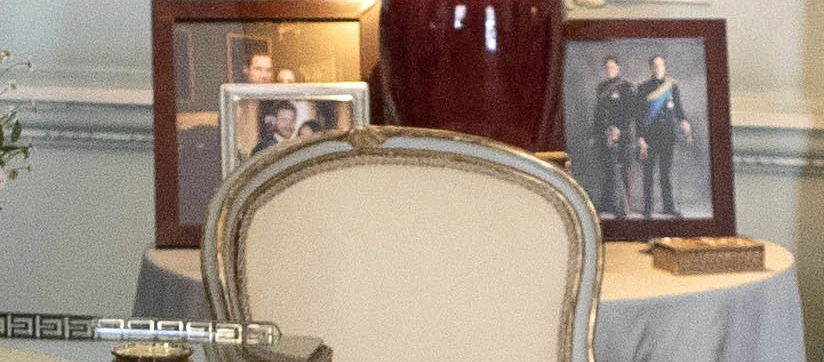 Widoczny jeszcze portret księcia Harrego i Meghan Markle Widoczny jeszcze portret księcia Harrego i Meghan Markle