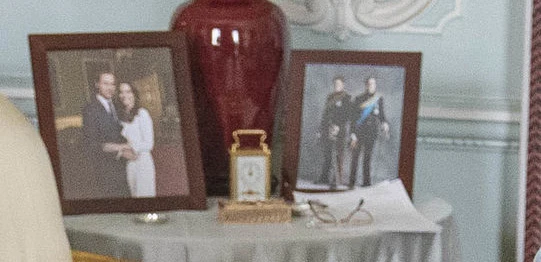 Obecne portrety w Pałacu Buckingham. Nie ma już zdjęcia księcia Harrego i Meghan Obecne portrety w Pałacu Buckingham. Nie ma już zdjęcia księcia Harrego i Meghan