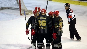 Hokeiści Comarch Cracovii cieszą się z gola 