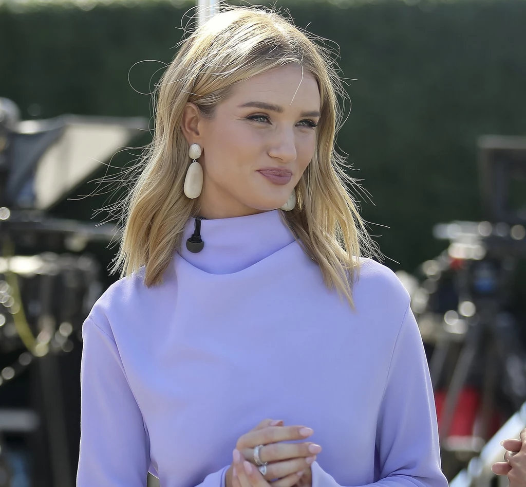 Modelka Rosie Huntington Whiteley w najmodniejszych kolczykach tej jesieni! 