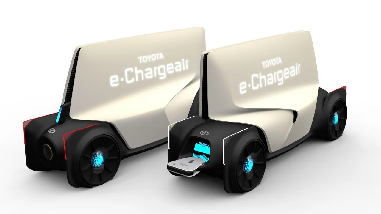 Równie nowoczesny, choć o trochę bardziej znajomych kształtach minivana, jest elektryczny samochód e-Trans dla serwisów ride-sharingowych. Jego podłoga wyposażona w szyny pozwala łatwo montować, przesuwać i demontować fotele, aby dostosować wnętrze do transportu pasażerów lub towarów. Z kolei e-Chargeair w ogóle nie przypomina samochodu, gdyż nie powstał z myślą o transporcie. Jest to w istocie mobilna, bezprzewodowa ładowarka do pojazdów elektrycznych. Jego funkcje na tym się jednak nie kończą. Opracowane przez Toyotę e-Chargeairy mogą oddawać prąd do miejskiego systemu energetycznego, a także udostępniać wi-fi i oczyszczać powietrze wokół siebie. Równie nowoczesny, choć o trochę bardziej znajomych kształtach minivana, jest elektryczny samochód e-Trans dla serwisów ride-sharingowych. Jego podłoga wyposażona w szyny pozwala łatwo montować, przesuwać i demontować fotele, aby dostosować wnętrze do transportu pasażerów lub towarów. Z kolei e-Chargeair w ogóle nie przypomina samochodu, gdyż nie powstał z myślą o transporcie. Jest to w istocie mobilna, bezprzewodowa ładowarka do pojazdów elektrycznych. Jego funkcje na tym się jednak nie kończą. Opracowane przez Toyotę e-Chargeairy mogą oddawać prąd do miejskiego systemu energetycznego, a także udostępniać wi-fi i oczyszczać powietrze wokół siebie.