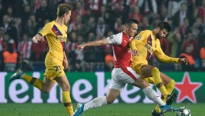 Frenkie de Jong (z lewej), David Hovorka (w środku) i Gerard Pique w meczu Slavia Praga - FC Barcelona
