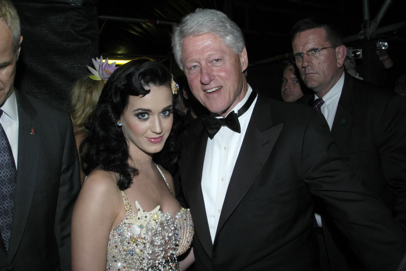 Katy Perry nie ukrywa również swojego politycznego i społecznego zacięcia. W ostatnich wyborach prezydenckich aktywnie wspierała kandydatkę Partii Demokratycznej Hilary Clinton (na zdjęciu z jej mężem Billem). Przed wyborami wzięła udział nawet w specjalnym skeczu, w którym pojawia się nago w lokalu wyborczym. Piosenkarka aktywnie stara się walczyć o prawa kobiet (pojawia się na marszach kobiet), społeczności LGBTQ (optowała za małżeństwami jednopłciowymi) i mniejszości rasowych. Ponadto gwiazda jest ambasadorką UNICEF oraz angażowała się w kampanie mające na celu podnieść świadomość na temat raka piersi oraz HIV/AIDS. Perry angażuje się też w obronę praw zwierząt. 