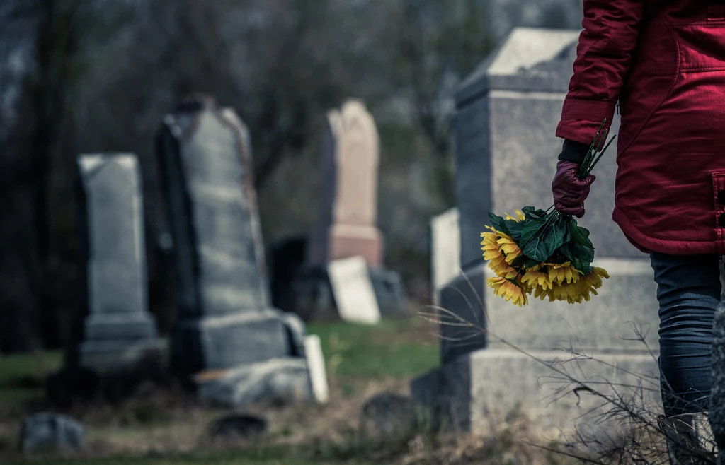 Na przełomie października i listopada Polacy tłumnie odwiedzają cmentarze