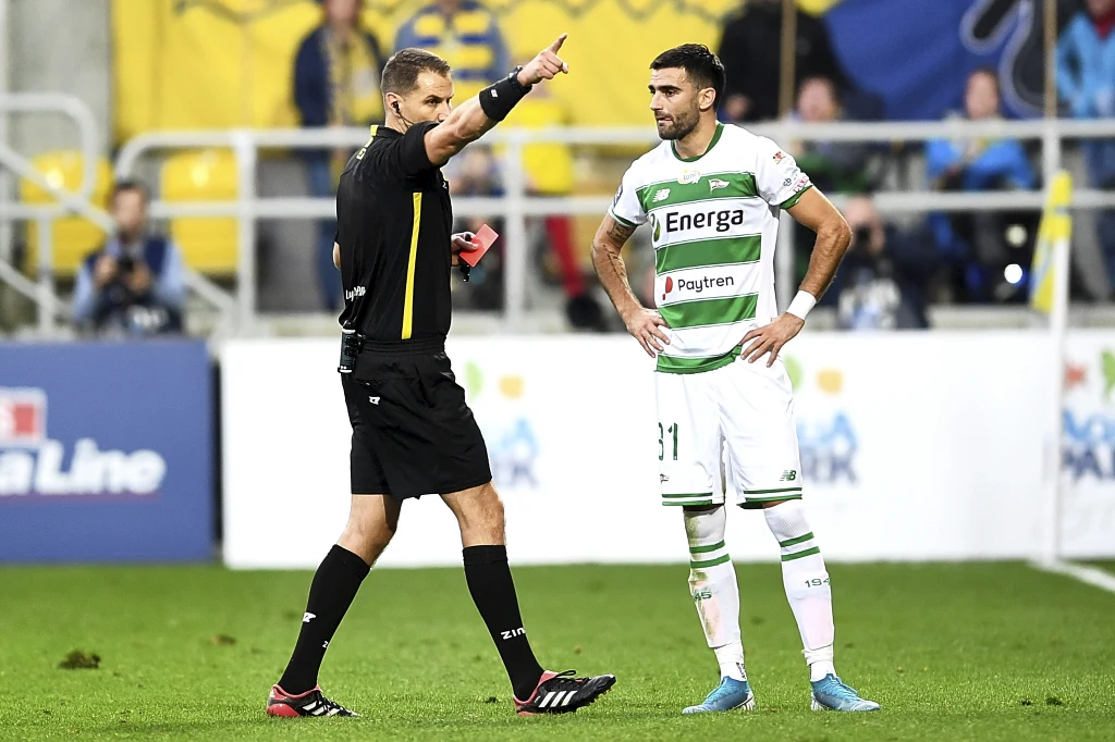 Sędzia Tomasz Kwiatkowski wyrzucił z boiska Żarko Udoviczicia w meczu z Arką Gdynia Sędzia Tomasz Kwiatkowski wyrzucił z boiska Żarko Udoviczicia w meczu z Arką Gdynia