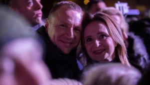 Jacek Kurski ze swoją ówczesną partnerką (obecnie żoną) Joanną Klimek podczas Sylwestra Marzeń TVP w Zakopanem w 2017 r.