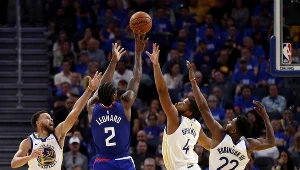 Kawhi Leonard z Clippers w otoczeniu koszykarzy Warriors