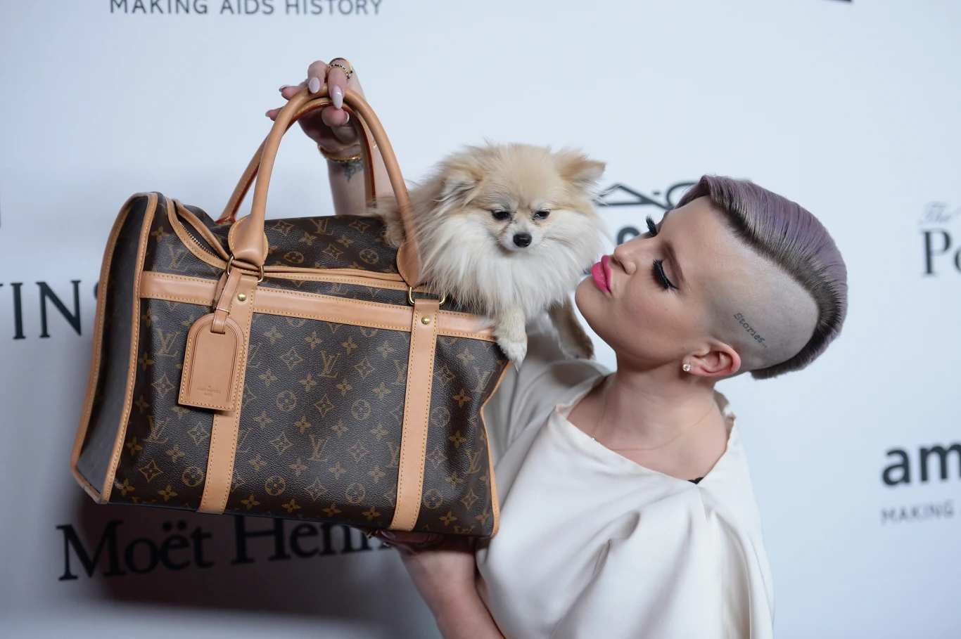 Spekulacje o operacji, którą miała rzekomo przejść w związku z odchudzaniem skwitowała komentarzem: "Jestem bardzo zła, w związku z krążącymi plotkami na temat rzekomo poprawionych przeze mnie ust albo liposukcji ud. Ktoś nawet napisał, że wycięto mi połowę żołądka! To nieprawda. Moja twarz bardzo schudła i dlatego wyglądam inaczej".