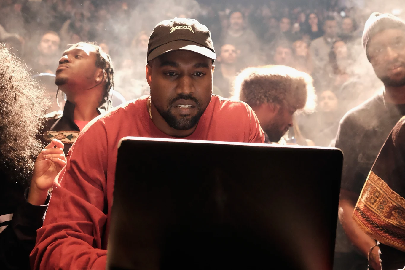 "Nienawidzę, gdy podczas lotu budzisz się i obok ciebie stoi butelka. Teraz muszę być za nią odpowiedzialny" – pisał na Twitterze Kanye West. 