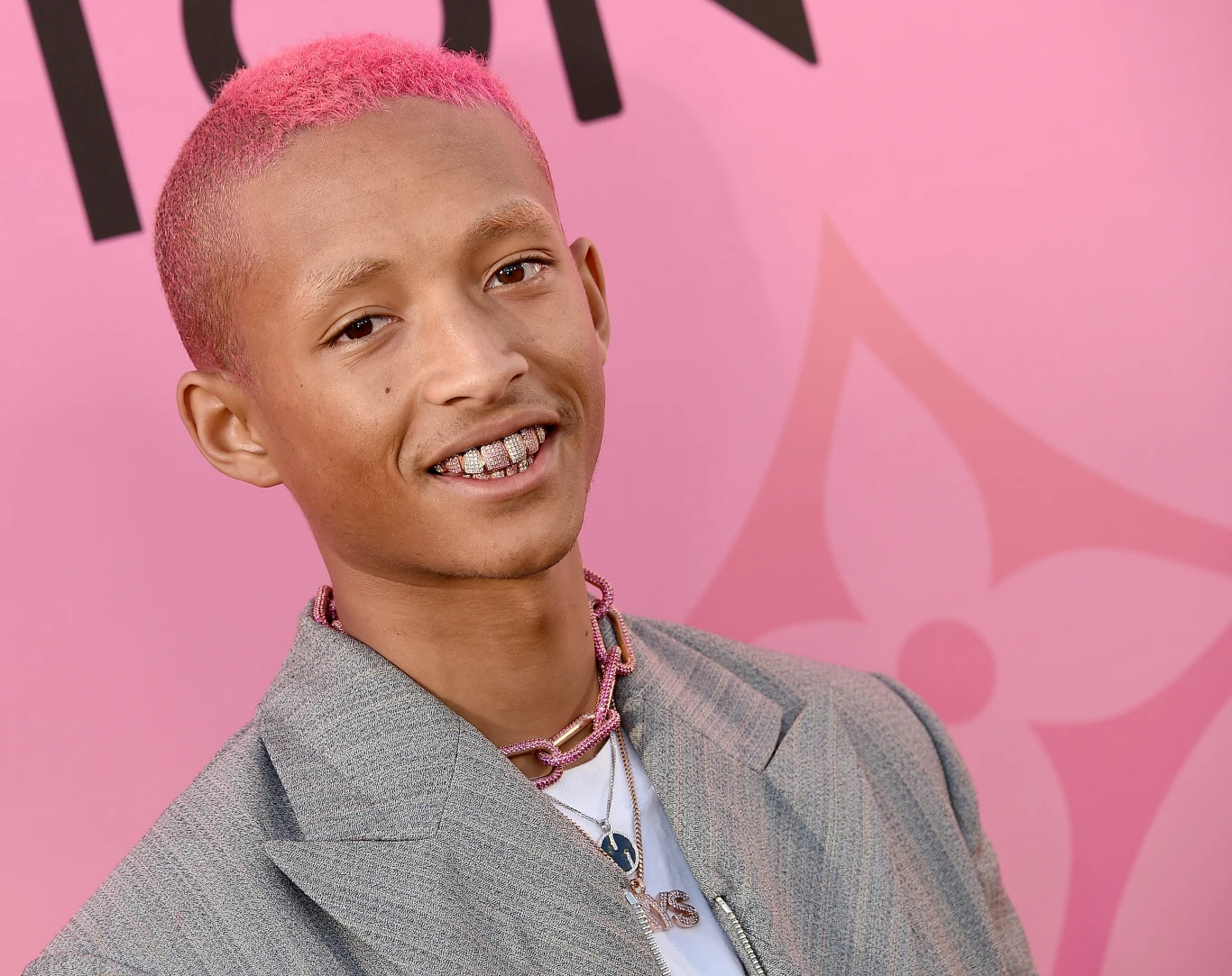 "Jeśli cały świat porzuciłby edukację to mielibyśmy dużo inteligentniejsze społeczeństwo" – stwierdził Jaden Smith, syn Willa Smitha. To z resztą jeden z jego wielu dość dziwacznych popisów na Twitterze. 