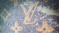 Louis Vuitton założył swoją firmę w Paryżu w 1854 roku. Dziś jest uznawana za jedną z najbardziej luksusowych marek. Jest także najchętniej podrabianą marką na świecie. 