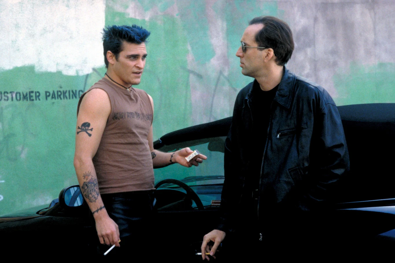 Po niezłych, ale niespecjalnie zapisujących się w pamięci drugoplanowych kreacjach w "Drodze przez piekło" Olivera Stone'a, "Powrocie do raju" Josepha Rubena i "Martwych gołębiach" Davida Dobkina, Phoenix znalazł się na ustach filmowego świata za sprawą roli w wyreżyserowanym przez Joela Schumachera obrazie "Osiem milimetrów", gdzie zagrał sprzedawcę w sklepie z materiałami pornograficznymi, który pomaga detektywowi granemu przez Nicolasa Cage'a w odkryciu prawdy, kryjącej się za szczególnie drastycznym filmem.