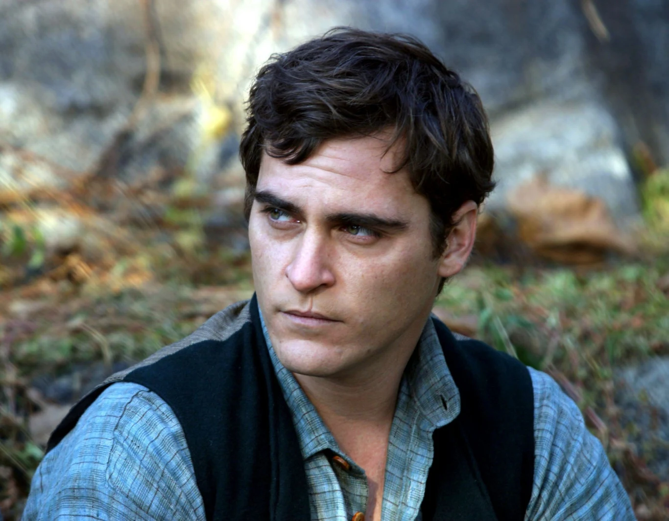 Później artysta wystąpił w dwóch filmach M. Night Shyamalana, któremu popularność zapewnił świetny "Szósty zmysł". "Znaki", w których Phoenix partnerował Melowi Gibsonowi, nie były już jednak tak udane. Opowiadały o rodzinie farmerów, która pewnego ranka odkrywa na swym polu tajemnicze, ogromne kręgi, mające zwiastować pozaziemską inwazję.

Jeszcze słabsza okazała się zrealizowana dwa lata później "Osada". To historia ściśle ze sobą związanej społeczności, odizolowanej od świata, która żyje w śmiertelnym strachu przed nieokreślonym złem zamieszkującym otaczające lasy. Grający tym razem główną rolę Phoenix wcielił się w zdeterminowanego mężczyznę, który ośmiela się stawić czoła nieznanemu.