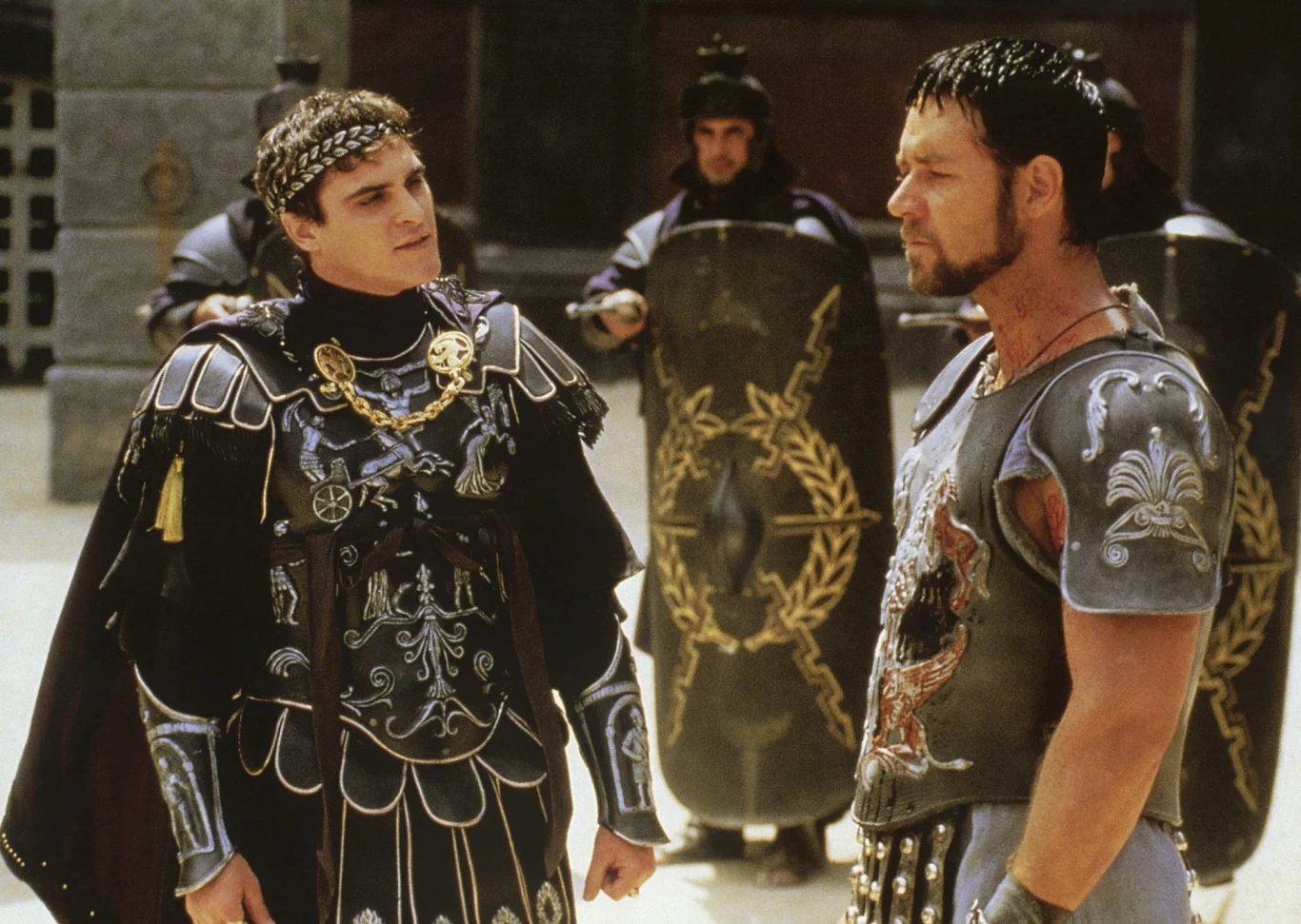 Miejsce w hollywoodzkiej pierwszej lidze zapewnił jednak Phoeniksowi kolejny film - dramat historyczny "Gladiator" Ridleya Scotta. W tym zrealizowanym z ogromnym rozmachem, niezwykle widowiskowym przedsięwzięciu, które z entuzjazmem przyjęli zarówno widzowie, jak i krytycy, aktor wcielił się w Kommodusa, głównego rywala granego przez Russela Crowe'a głównego bohatera. Za swoją kreację artysta otrzymał pierwszą w karierze nominację do Oscara.