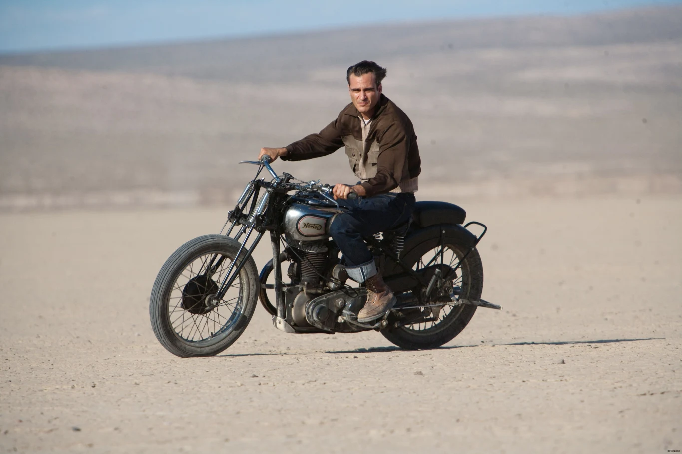 Oczywiście aktor nigdy nie myślał poważnie o porzuceniu kariery filmowej, co potwierdziła jego rola w "Mistrzu" Paula Thomasa Andersona, za którą otrzymał kolejną nominację do Oscara. To fascynująca historia spotkania wizjonera, który głosi, że odkrył zagadkę istnienia (Philip Seymour Hoffman), i człowieka, który mu uwierzył i zaczął ślepo wypełniać jego polecenia (Phoenix). Opowieść o pragnieniu władzy i miłości, o mrokach ludzkiej duszy i odwiecznej tęsknocie za swoim miejscem na ziemi była jedną z najlepszych produkcji 2012 roku.