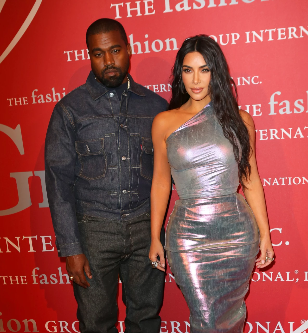 Celebrytka wystąpiła w srebrnej, bardzo obcisłej sukience, która uwydatniła wszystkie jej atuty. Natomiast Kanye West ubrał niewyróżniający się, dżinsowy komplet. Celebrytka wystąpiła w srebrnej, bardzo obcisłej sukience, która uwydatniła wszystkie jej atuty. Natomiast Kanye West ubrał niewyróżniający się, dżinsowy komplet.
