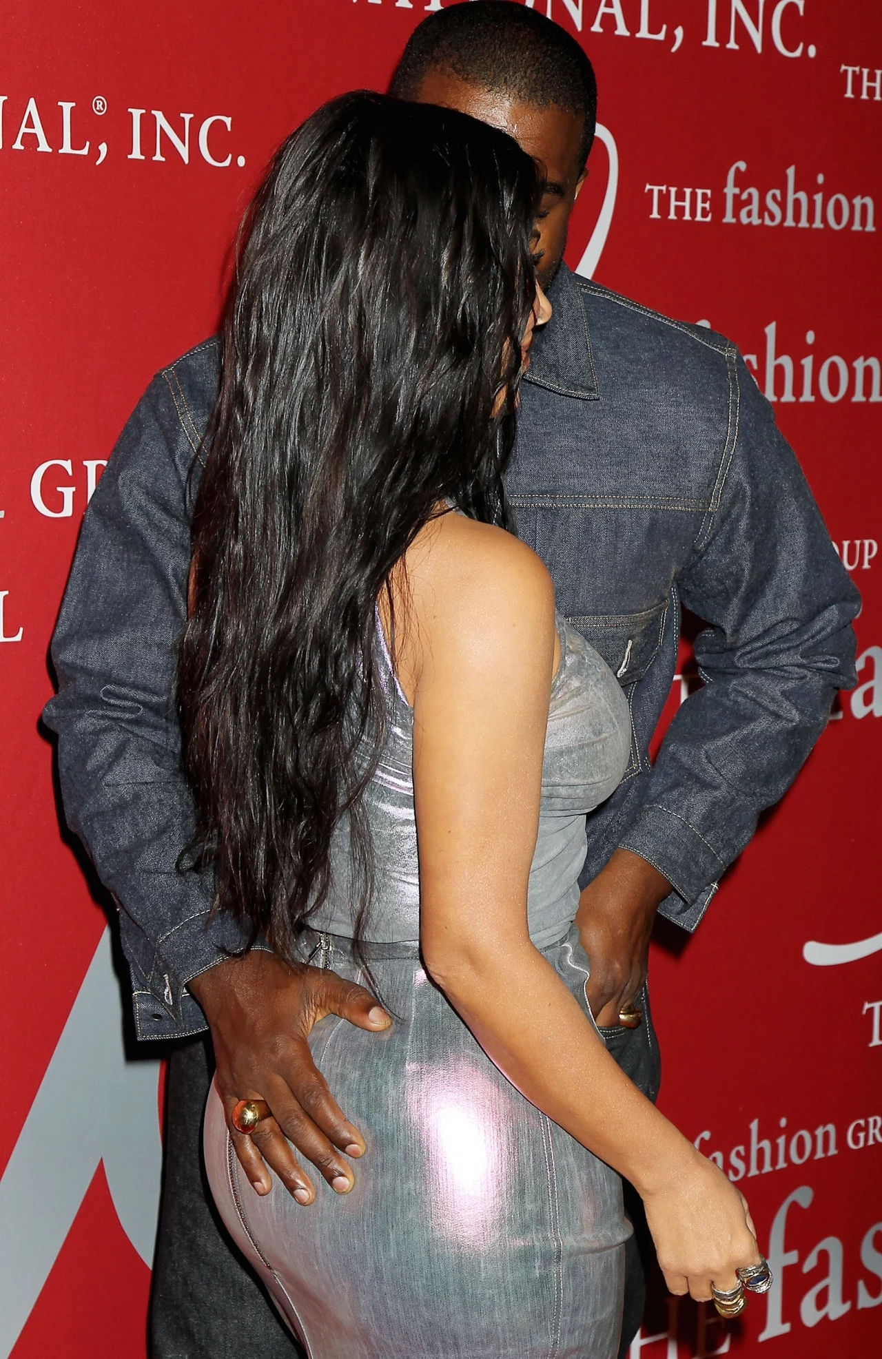 Gdy Kanye trzymał rękę poniżej talii żony, jego zachowanie mogło niektórym wydać się nieprzyzwoite. Gdy Kanye trzymał rękę poniżej talii żony, jego zachowanie mogło niektórym wydać się nieprzyzwoite.