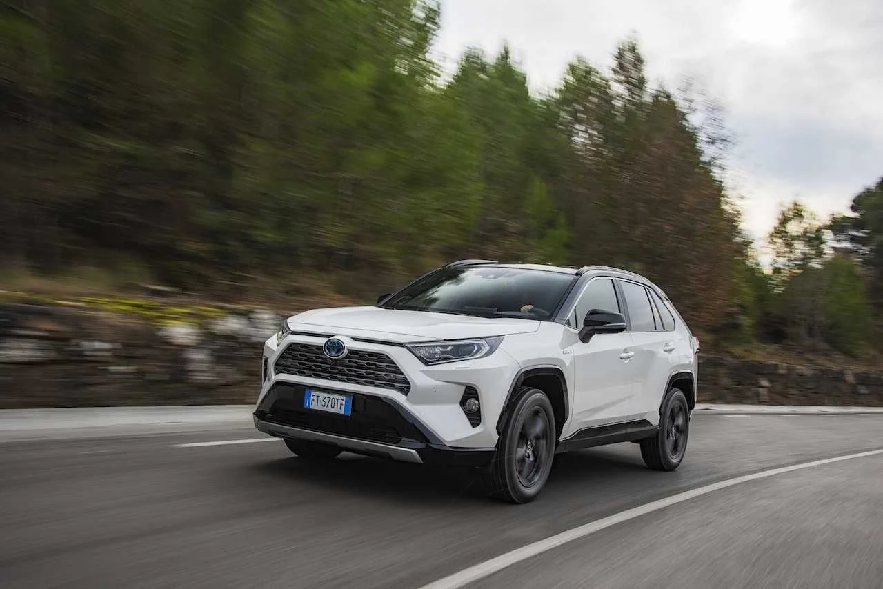Najpopularniejszy SUV na świecie to jednocześnie model, który zapoczątkował segment SUV-ów z nadwoziem samonośnym (jeśli nie liczyć Łady Nivy). Najnowsza, piąta, generacja Toyoty RAV4 powstała na nowej, modułowej platformie TNGA, wnosi do modelu niżej położony środek ciężkości, stabilne i precyzyjne prowadzenie oraz bardziej przestronne i ergonomiczne wnętrze. Najmocniejszą opcją w gamie napędów jest układ hybrydowy z silnikiem 2.5 l. W Europie dostępny jest także silnik benzynowy 2.0 l, a na innych rynkach jednostka benzynowa 2.5 l. RAV4 to kolejna z tegorocznych premier Toyoty. Jej sprzedaż przez 7 miesięcy wyniosła 519 894 egzemplarze, o 7,3 proc. więcej niż rok wcześniej w tym samym okresie. 