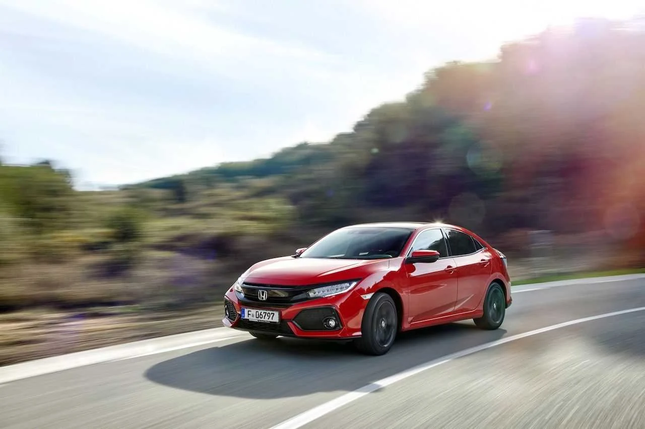 Drugi kompakt w światowym top 5 to Honda Civic. Obecny na rynku od 1972 roku Civic pod koniec 2015 roku doczekał się 10. generacji, która do salonów w Europie trafiła w 2017 roku. Auto jest dostępne jako sedan i hatchback, a na amerykańskim rynku również jako coupe. Do wyboru są trzy turbodoładowane silniki benzynowe – 1.0 l, 1.5 l i najmocniejszy 2.0 l dla sportowej wersji Type-R. Gamę zamyka silnik Diesla 1.6 l. Kierowcy na całym świecie sięgnęli w tym roku (od stycznia do lipca) po 491 691 kompaktów Hondy.