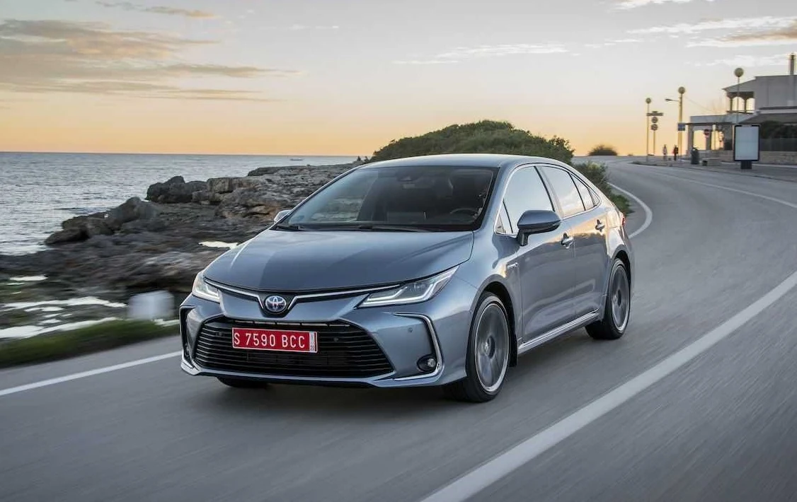 Produkowana od 1966 roku Corolla po raz pierwszy została światowym bestsellerem w 1974 roku, a od 2004 (!) roku utrzymuje się nieprzerwanie na pierwszym miejscu. W 2018 roku zadebiutowała 12. generacja, która do Europy trafiła w tym roku. Nowy model, zaprojektowany na modułowej platformie TNGA, na europejskim rynku zastąpił nie tylko Corollę 11. generacji oferowanej jako sedan, ale także Aurisa hatchback i kombi. Nowa Corolla ma od poprzedników sztywniejsze nadwozie, niżej położony środek ciężkości i bogatsze wyposażenie. Prowadzi się stabilniej i bardziej sportowo, a gama napędów obejmuje układ hybrydowy z silnikiem 1.8 l oraz nowy, 184-konny napęd hybrydowy 2.0 l, a także turbodoładowany silnik 1.2 l i wolnossący 1.6 l. Od stycznia do lipca kupiono na całym świecie 713 971 egzemplarzy.