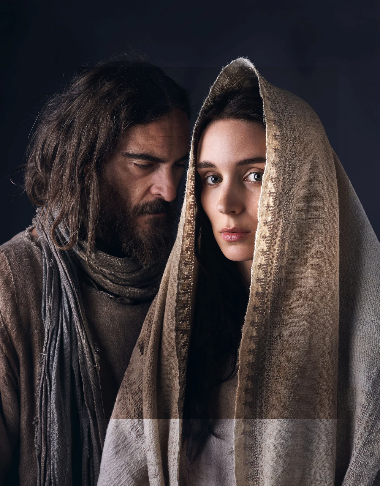 Po roli w "Nigdy cię tu nie było" nastąpiła spora zmiana w życiu prywatnym aktora. Zaczął spotykać się z koleżanką po fachu, Rooney Marą. Poznali się kilka lat wcześniej na planie komediodramatu "Ona", ale dopiero ponowne spotkanie na planie obrazu "Maria Magdalena" - ona grała rolę tytułową, Phoenix wcielił się w Jezusa - Gartha Davisa zbliżyło ich do siebie. Co ciekawe, nie był to jedyny film w 2018 roku, w którym zagrali razem. Aktorzy wystąpili też w prezentowanym na zeszłorocznym Berlinale nowym filmie Gusa van Santa "Bez obaw, daleko nie zajdzie". W lipcu tego roku media obiegła wiadomość, że Mara i Phoenix zaręczyli się.