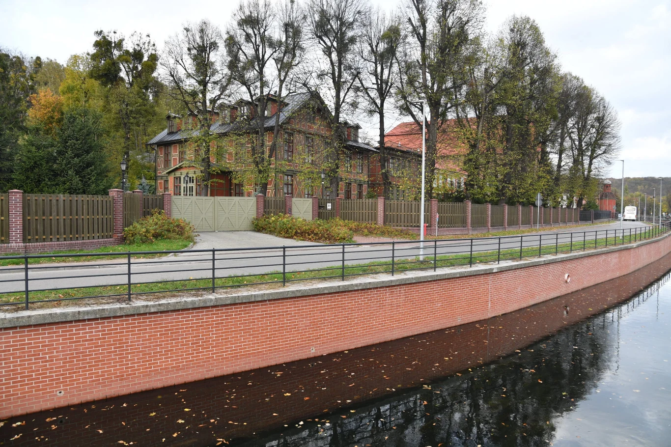 Na co dzień arcybiskup mieszka w luksusowej zabytkowej siedzibie w Gdańsku przy ulicy Brzegi w dzielnicy Stare Szkoty, odrestaurowanej za jego kadencji. Na co dzień arcybiskup mieszka w luksusowej zabytkowej siedzibie w Gdańsku przy ulicy Brzegi w dzielnicy Stare Szkoty, odrestaurowanej za jego kadencji.