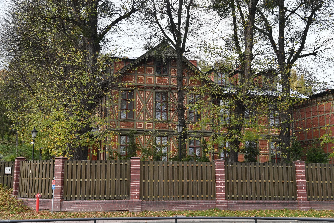 W celach wypoczynkowych arcybiskupowi służy rezydencji na Podlasiu, w której poza częścią pałacową, mieści się uruchomione w 2007 roku Centrum Charytatywno-Opiekuńcze Caritas Bobrówka. "Newsweek" podał, że w kilku salach w bocznej części pałacu niepełnosprawni mogą korzystać między innymi z gabinetu fizjoterapii. (Na zdjęciu siedziba w Gdańsku) W celach wypoczynkowych arcybiskupowi służy rezydencji na Podlasiu, w której poza częścią pałacową, mieści się uruchomione w 2007 roku Centrum Charytatywno-Opiekuńcze Caritas Bobrówka. "Newsweek" podał, że w kilku salach w bocznej części pałacu niepełnosprawni mogą korzystać między innymi z gabinetu fizjoterapii. (Na zdjęciu siedziba w Gdańsku)