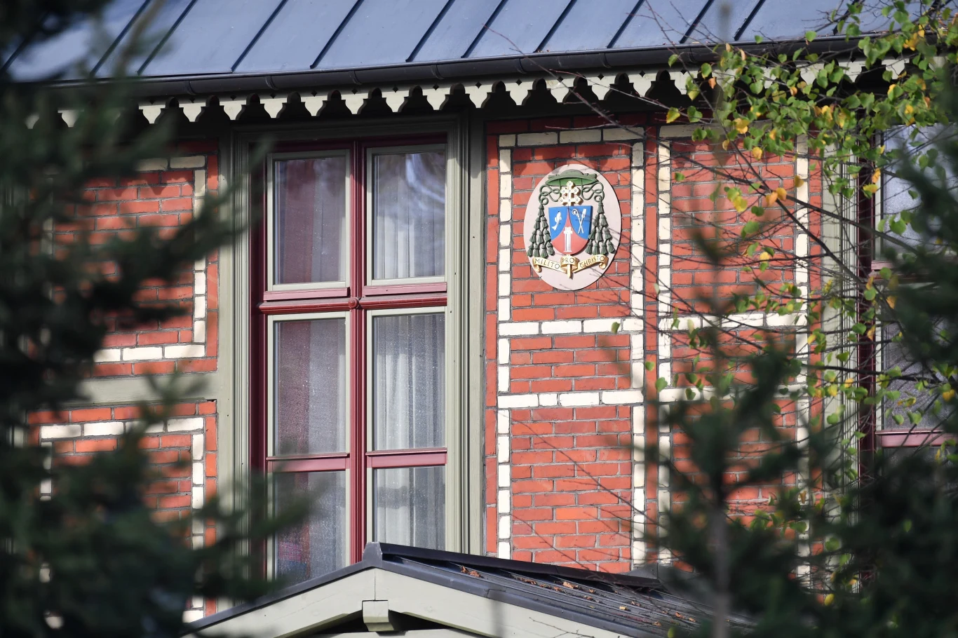 Metropolita gdański kazał kapelanom składać przysięgę, że nigdy nie wyjawią, co dzieje się w murach jego rezydencji – ujawniono w materiale "Czarno na białym". "Reporterzy wysłali do gdańskiej kurii kilkanaście pytań dotyczących przytaczanych informacji. Mimo upływu dwóch miesięcy nikt nie odpowiedział" - poinformowano w materiale TVN24. Metropolita gdański kazał kapelanom składać przysięgę, że nigdy nie wyjawią, co dzieje się w murach jego rezydencji – ujawniono w materiale "Czarno na białym". "Reporterzy wysłali do gdańskiej kurii kilkanaście pytań dotyczących przytaczanych informacji. Mimo upływu dwóch miesięcy nikt nie odpowiedział" - poinformowano w materiale TVN24.