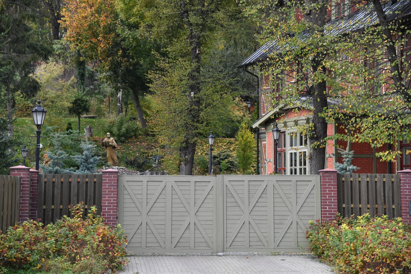 Zbudowany w 1828 roku budynek z zewnątrz przypomina pałac. Zbudowany w 1828 roku budynek z zewnątrz przypomina pałac.