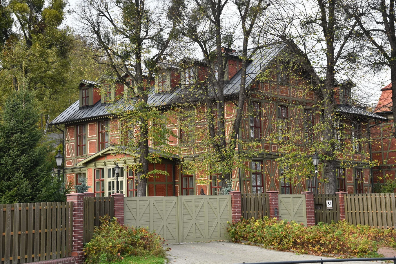 W materiale TVN24, były ksiądz opowiedział, że kiedy arcybiskup przyszedł do Gdańska, to jedną z jego sztandarowych obietnic było stworzenie domu emeryta dla księży. Tymczasem pierwszą i flagową inwestycją, jaką arcybiskup przeprowadził, była przebudowa jego nowej rezydencji – powiedział reporterom "Czarno na białym" duchowny. W materiale TVN24, były ksiądz opowiedział, że kiedy arcybiskup przyszedł do Gdańska, to jedną z jego sztandarowych obietnic było stworzenie domu emeryta dla księży. Tymczasem pierwszą i flagową inwestycją, jaką arcybiskup przeprowadził, była przebudowa jego nowej rezydencji – powiedział reporterom "Czarno na białym" duchowny.