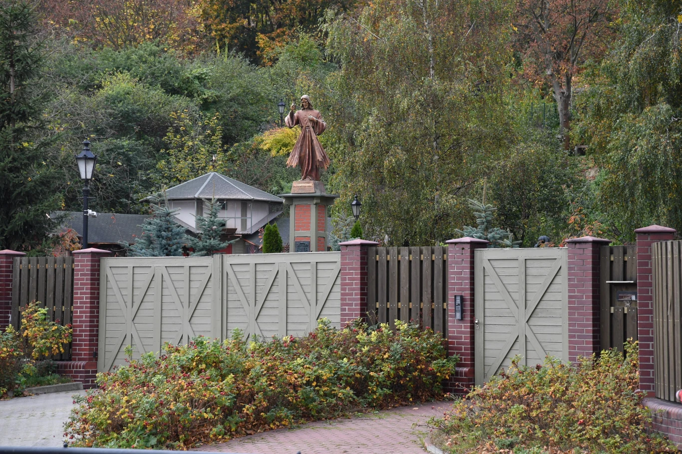 W materiale pojawia się także anonimowa relacja jednego z księży, który jako kleryk usługiwał na przyjęciu u arcybiskupa. W materiale pojawia się także anonimowa relacja jednego z księży, który jako kleryk usługiwał na przyjęciu u arcybiskupa.