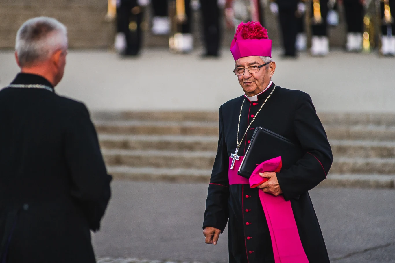Do zabytkowego gmachu w Gdańsku arcybiskup wprowadził się w styczniu 2011 roku. Księża zapamiętali pierwsze tygodnie nowego metropolity jako czas zmian. "Sławoj Leszek Głódź miał zacząć od kucharzy" – informuje TVN24. Do zabytkowego gmachu w Gdańsku arcybiskup wprowadził się w styczniu 2011 roku. Księża zapamiętali pierwsze tygodnie nowego metropolity jako czas zmian. "Sławoj Leszek Głódź miał zacząć od kucharzy" – informuje TVN24.