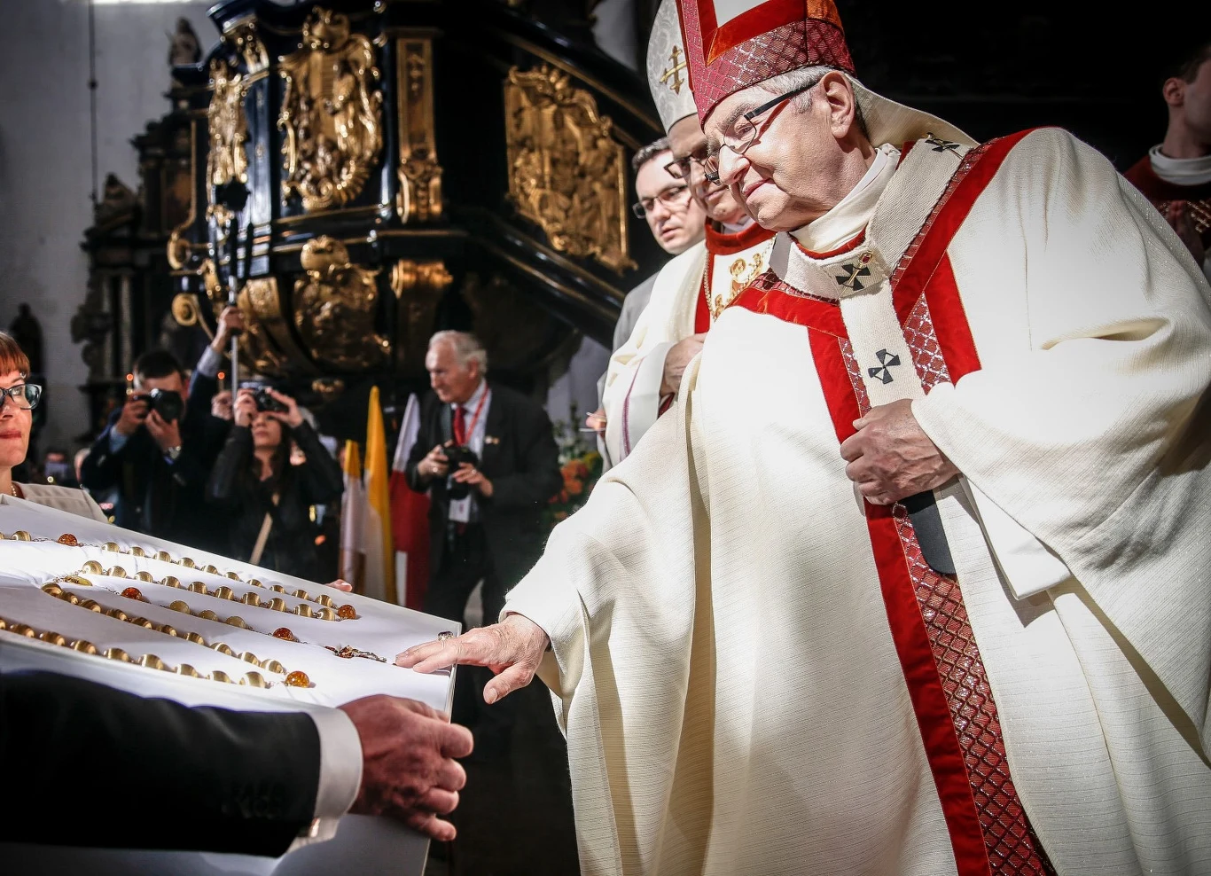 "Przez sześć lat formacji seminarium byłem angażowany w tzw. granie do kotleta. Mieliśmy siedzieć i grać (trzy, cztery, a czasem nawet pięć godzin), podczas gdy goście jedli i rozmawiali. Część nieobłóczonych kleryków podczas takich przyjęć była angażowana w podawanie do stołu (na polecenie ks. arcybiskupa ci alumni mieli uszyte czerwone kamizelki i zakupione muchy specjalnie do tego zadania)” – cytował świadectwo duchownego TVN24. "Przez sześć lat formacji seminarium byłem angażowany w tzw. granie do kotleta. Mieliśmy siedzieć i grać (trzy, cztery, a czasem nawet pięć godzin), podczas gdy goście jedli i rozmawiali. Część nieobłóczonych kleryków podczas takich przyjęć była angażowana w podawanie do stołu (na polecenie ks. arcybiskupa ci alumni mieli uszyte czerwone kamizelki i zakupione muchy specjalnie do tego zadania)” – cytował świadectwo duchownego TVN24.