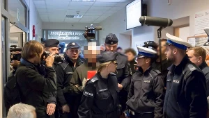 Ksiądz Piotr M. w drodze na salę rozpraw 