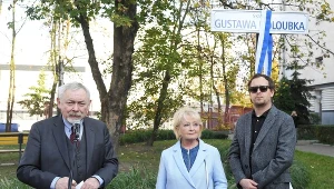  Prezydent Krakowa Jacek Majchrowski (L), aktorka Magdalena Zawadzka-Holoubek (C) i Jan Holoubek (P) podczas uroczystości nadania imienia Gustawa Holoubka skwerowi u zbiegu ulic Fałata i Kraszewskiego w Krakowie