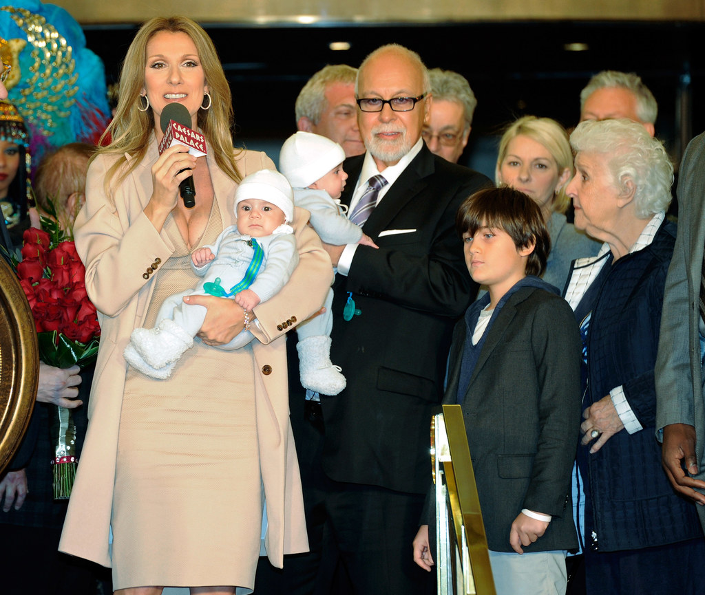 Celine Dion ze swoim mężem René Angélilem trzymają synów Nelsona i Eddy'ego, obok Rene-Charles Angelil i mama Celine - Therese Dion. Zdjęcie z 16 lutego 2011 r.