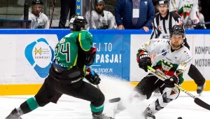 Zawodnik GKS Tychy Christian Mroczkowski (P) i Patryk Matusik (L) z JKH GKS Jastrzębie 