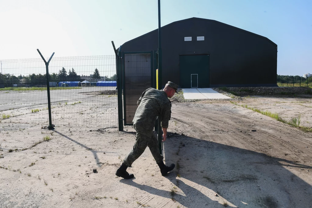 W tym hangarze znajduje się wrak tupolewa W tym hangarze znajduje się wrak tupolewa