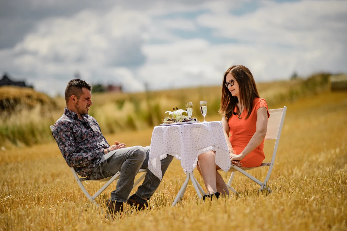 Adrian zaprosił na rozmowę Wioletę. Widać, że rolnik ma problem z okazywaniem swoich uczuć i emocji. Ilona na poprzedniej randce zadał mu kilka niewygodnych pytań. Z Wioletą mężczyzna rozmawiał o ulubionych filmach. Spotkanie nie było zbyt emocjonujące. Adrian to milczący człowiek.