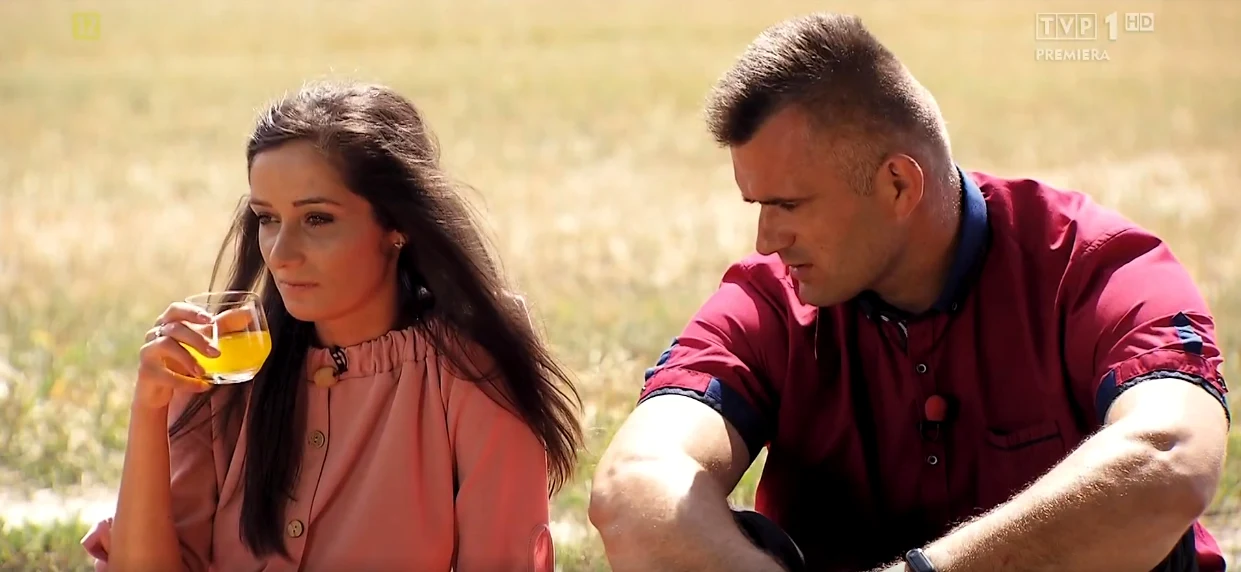 Sławomir postanowił bliżej poznać Natalię. Trudno nie zauważyć, że kandydatka jest bardzo zazdrosna o pozostałe rywalki - Martę i Małgorzatę. Jak potoczyła się ich rozmowa?
"Masz na mnie taki wpływ, że aż się kłopoczę. Porwę cię do lasu i tyle" - powiedział na randce Sławomir. "Natalia jest dla mnie ważna, zależy mi na jej obecności i na rozmowie i to chyba widać" - dodał rolnik.
"Jesteś bardzo tajemniczy, względem nas również, a powinieneś się jakoś określić" - wyznała Natalia.