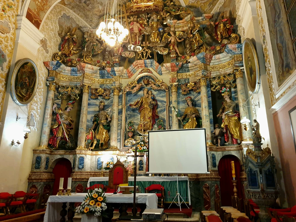 Kościół Matki Boskiej Śnieżnej w Kutinie zachyca barokowym ołtarzem