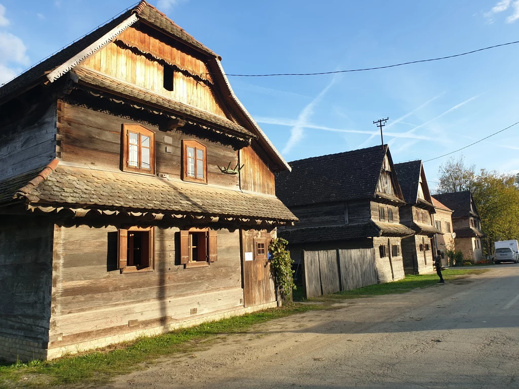 Na terenie parku Lonjsko Polje zachowało się kilkadziesiąt oryginalnych "ganków"