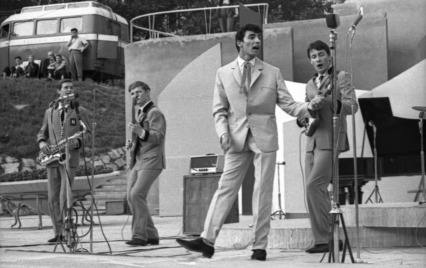 Michaj Burano urodził się w romskiej rodzinie, a występować zaczął w wieku 6 lat. Na zdjęciu Burano podczas I Festiwalu Polskiej Piosenki w Opolu (1963 r.).
