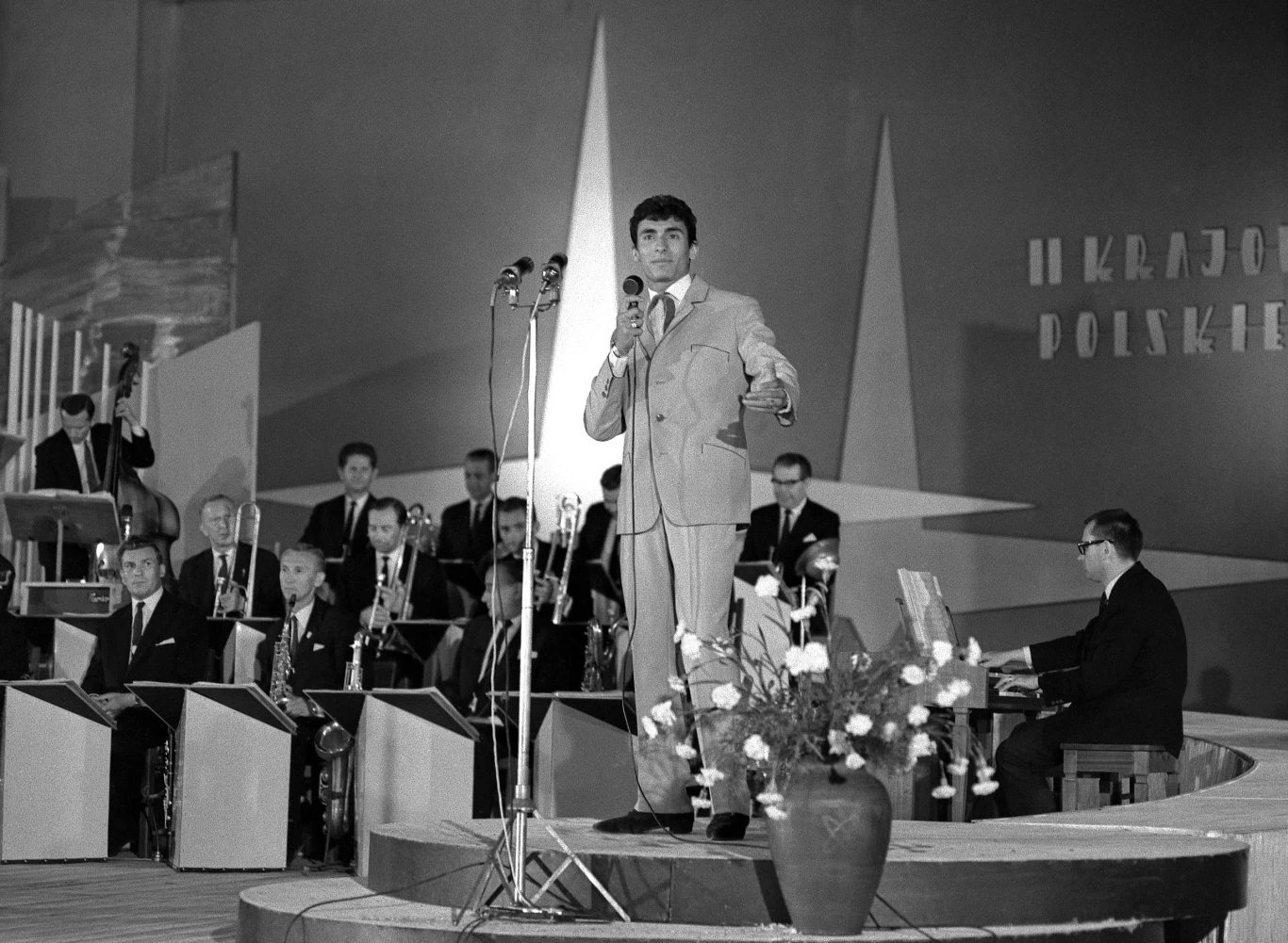 Z Lublina artysta wyjechał do Gdańska, gdzie od 1959 roku rozpoczął występy z grupą Rythm and Blues. Wtedy też przyjął pseudonim Burano, co po romsku oznacza 'burza'. Burano podczas II Festiwalu Polskiej Piosenki w Opolu (1964 r.).