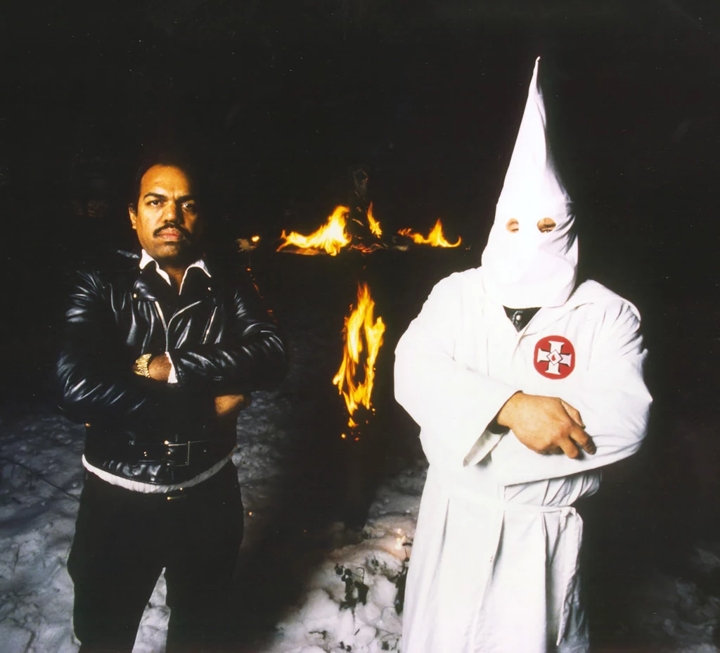 Daryl Davis pozuje do zdjęcia z członkiem Ku Klux Klanu w latach 80. Daryl Davis pozuje do zdjęcia z członkiem Ku Klux Klanu w latach 80.
