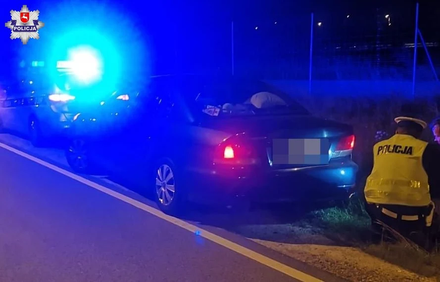 Kanapa spadła na drogę. Najechało na nią siedem aut Kanapa spadła na drogę. Najechało na nią siedem aut