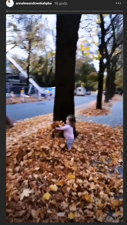 Klara Lewandowska bawiąca się z tatą Klara Lewandowska bawiąca się z tatą